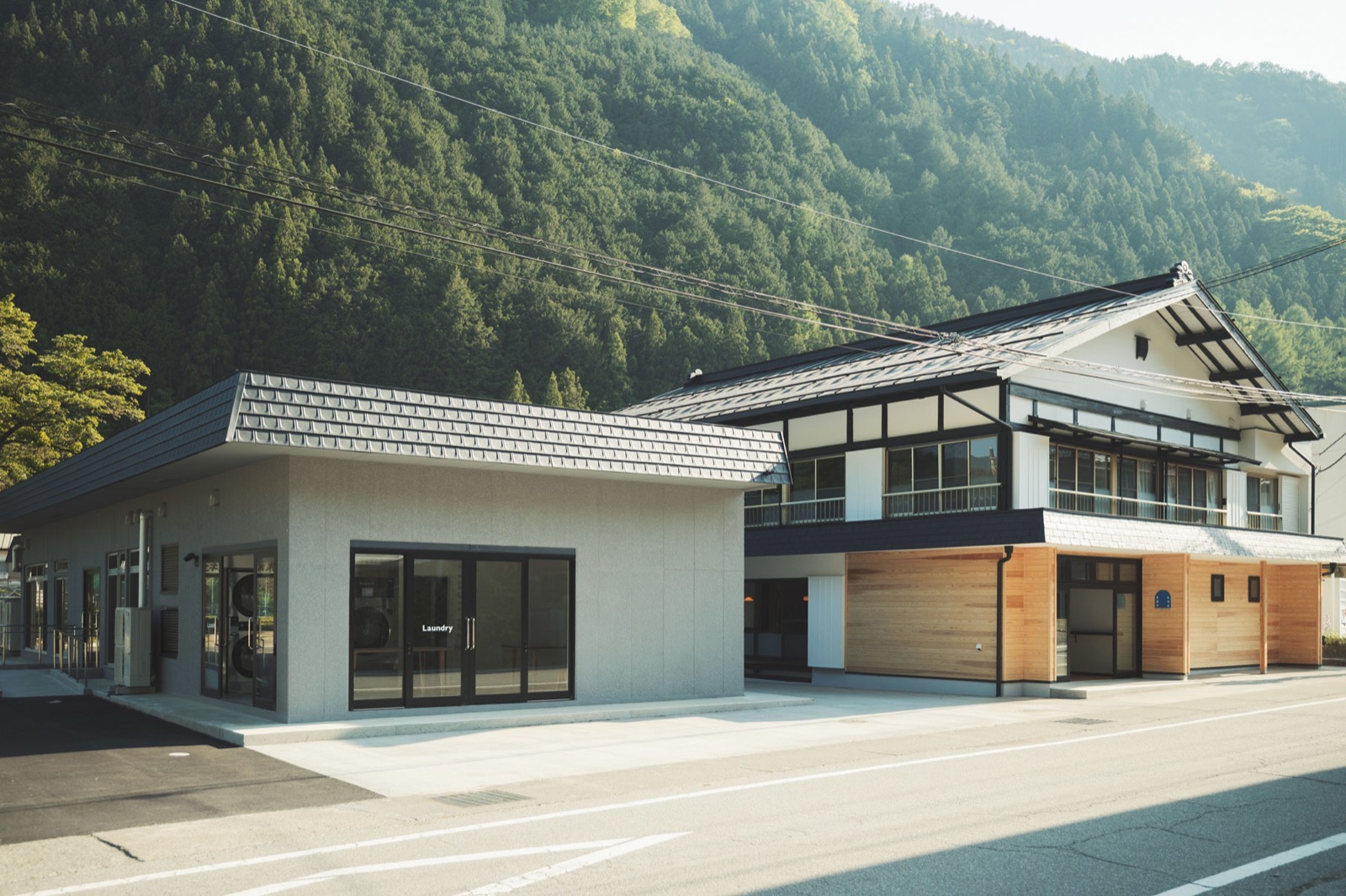 山を背にしたkadoyaの外観