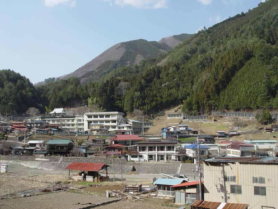 小菅村の集落と山なみ